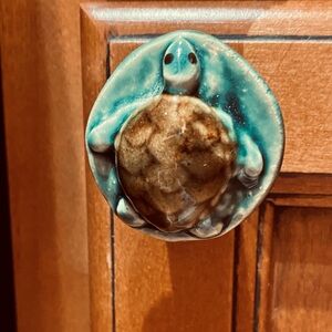 5 Ceramic Turtle Drawer Pulls. 2.25 x2 inches. EC. Used for 1 week.